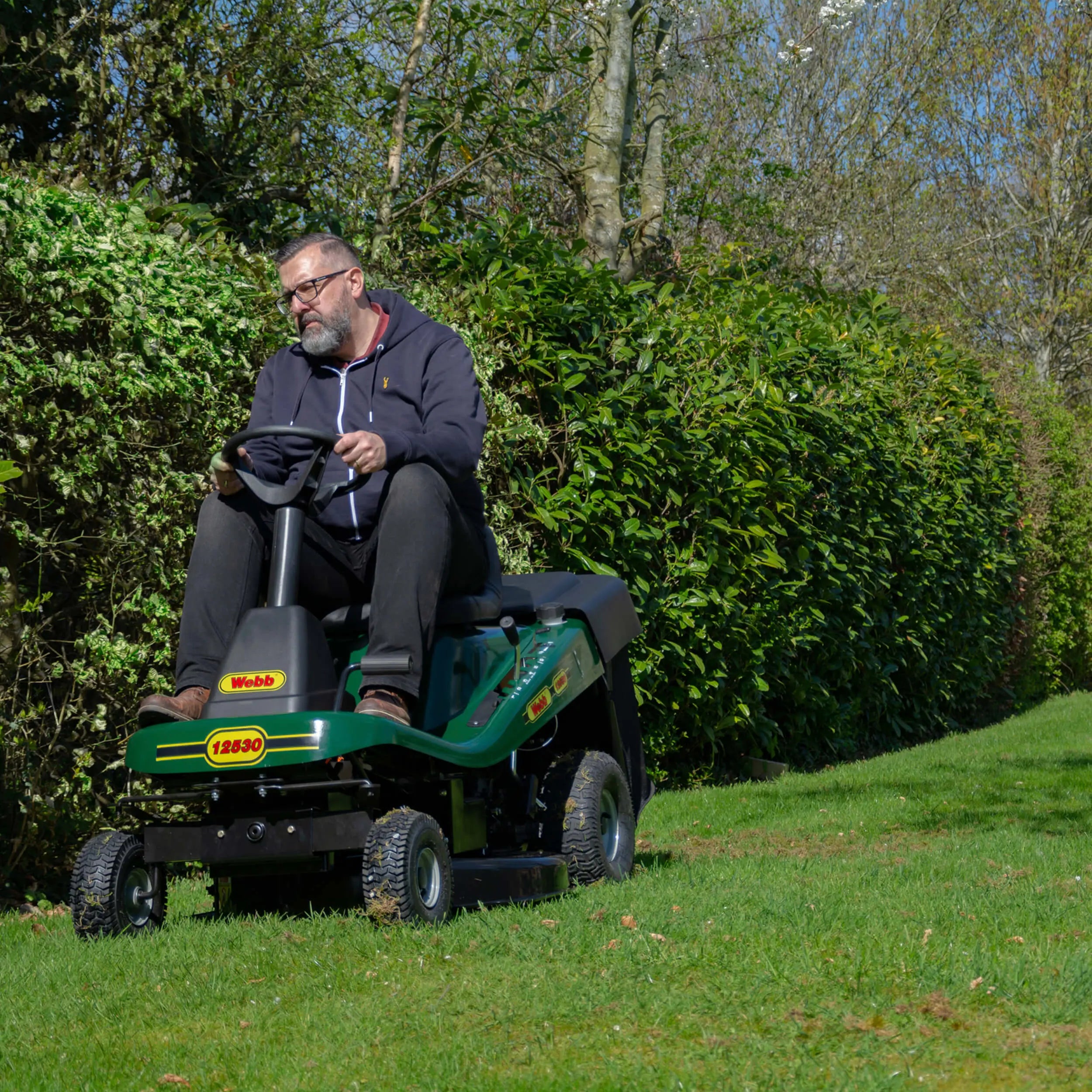 Webb 76cm (30") Ride-On Lawnmower with Collector & Hydrostatic Drive - Image 2
