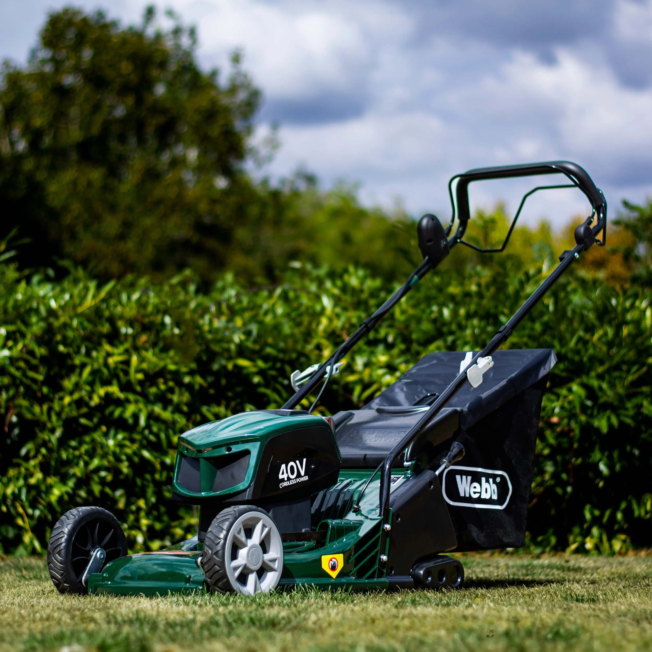 Webb 43cm (17") Self Propelled Cordless 40V Rear Roller Rotary Lawnmower (2 x 4AH Battery & Charger) - Image 2